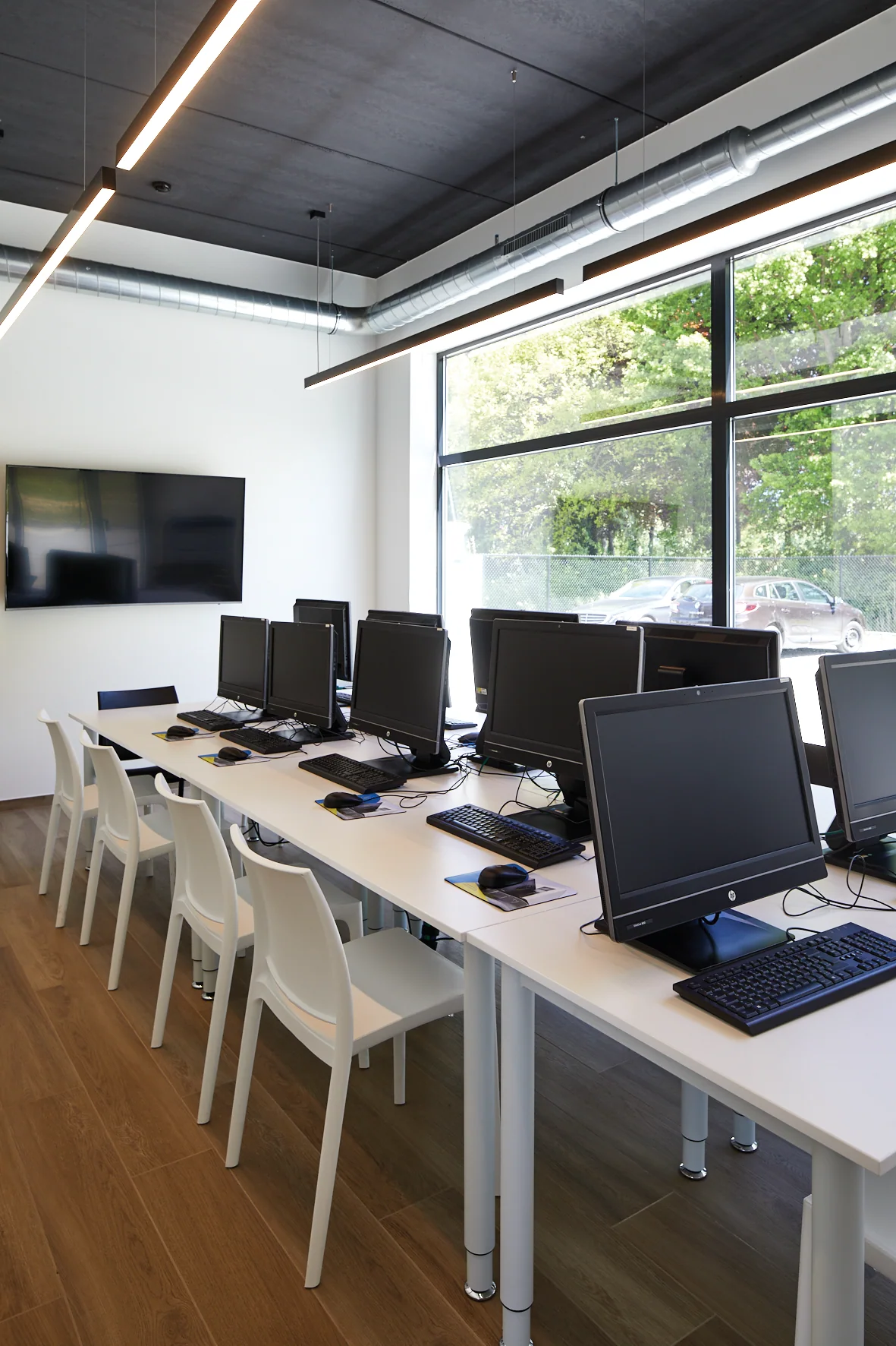 Opleidingslokaal voor praktijkgerichte softwaretraining