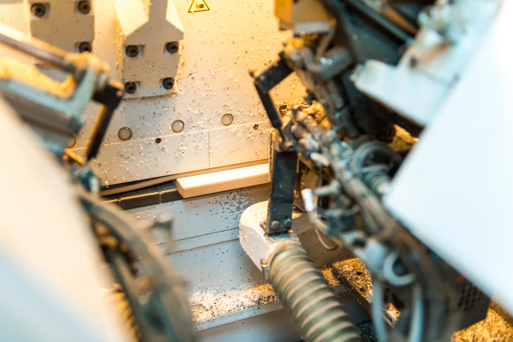 Detail van een CNC-machine tijdens de plaatbewerking