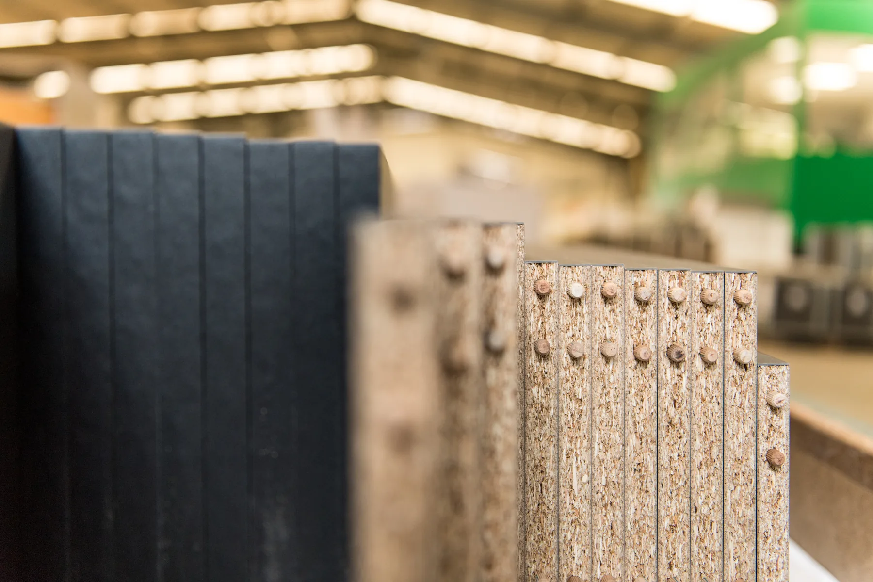 Voorgeboorde plaatdelen met houten deuvels